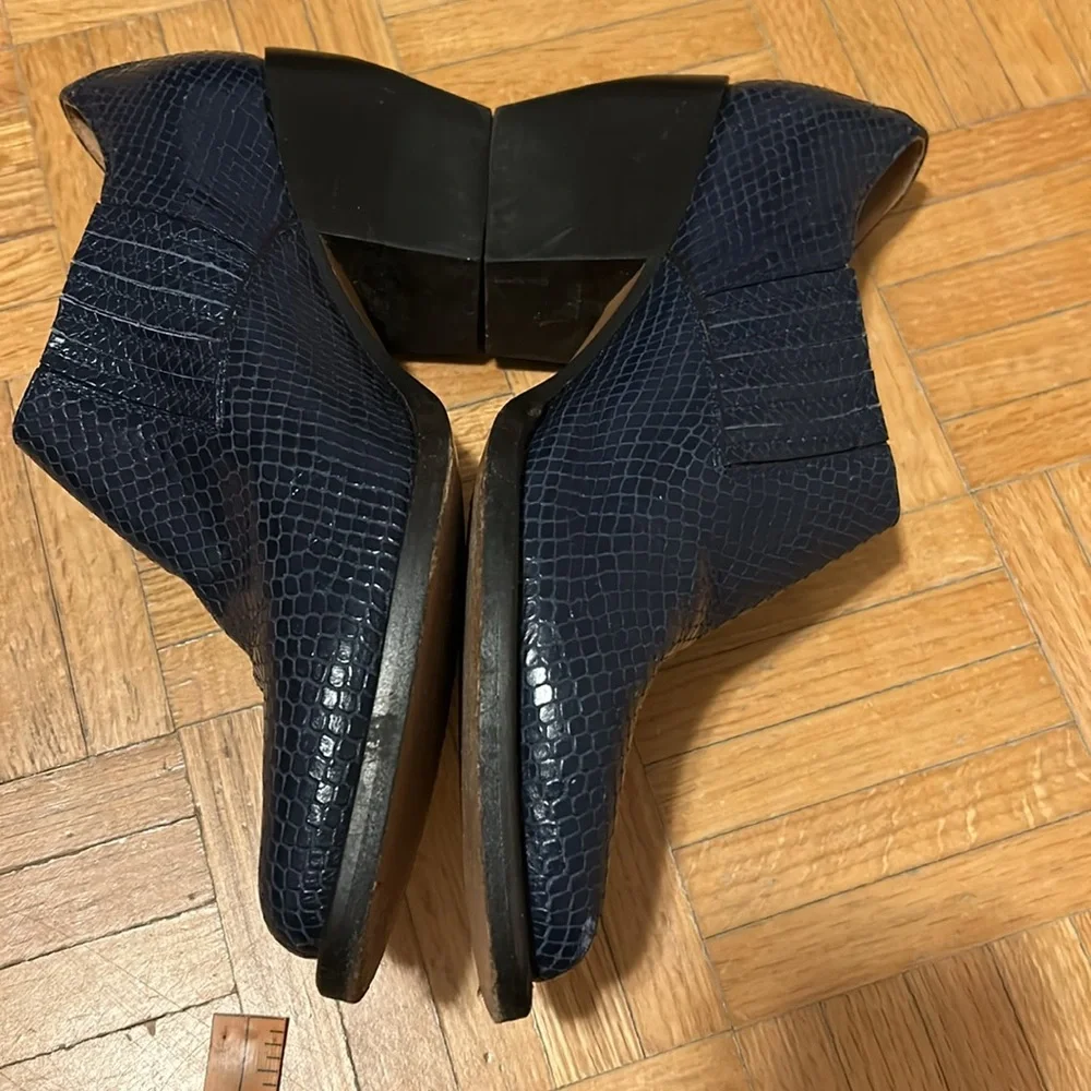 Chloe Elegant Blue Textured Shoes - Picture 3 of 15